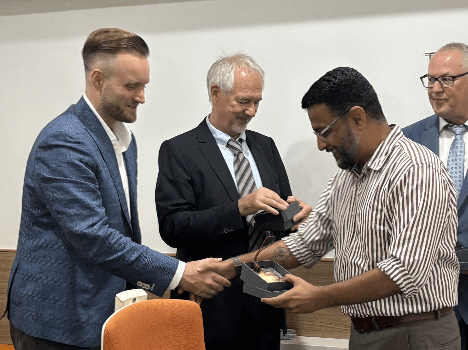 Col. Sanjeev Nair (Retd.) handing over a token of appreciation to the delegates.